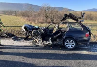 Czołowe zderzenie, jedna osoba ranna  - zdjęcie główne