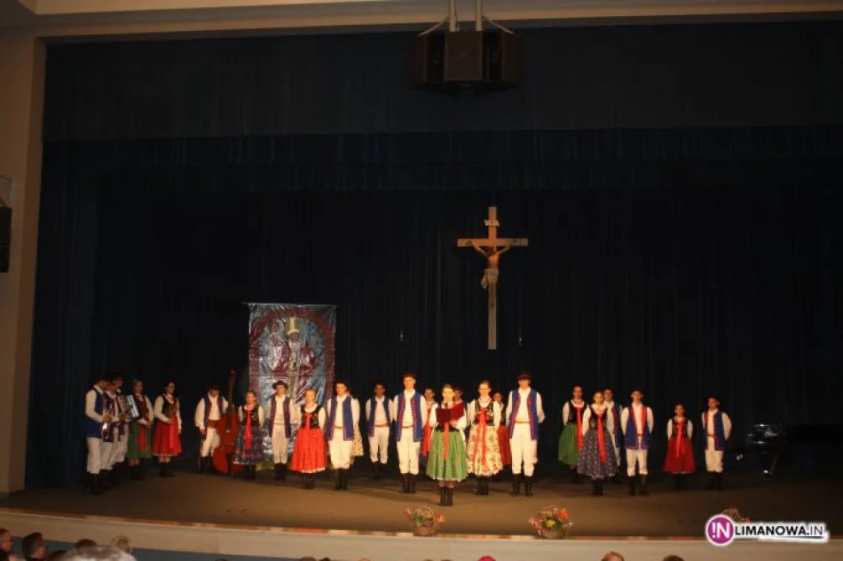 Uczniowie Zespołu Szkół nr 1 w Męcinie na chwałę Janowi Pawłowi II - zdjęcie 2