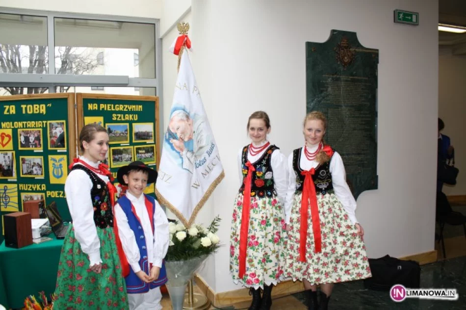 Uczniowie Zespołu Szkół nr 1 w Męcinie na chwałę Janowi Pawłowi II - zdjęcie 3