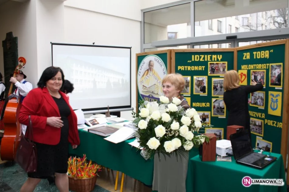 Uczniowie Zespołu Szkół nr 1 w Męcinie na chwałę Janowi Pawłowi II - zdjęcie 4