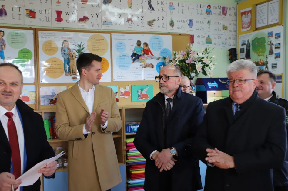 Przekazanie placów pod budowę SP w Wysokiem oraz rozbudowę SP nr 2 w Siekierczynie - zdjęcie 16