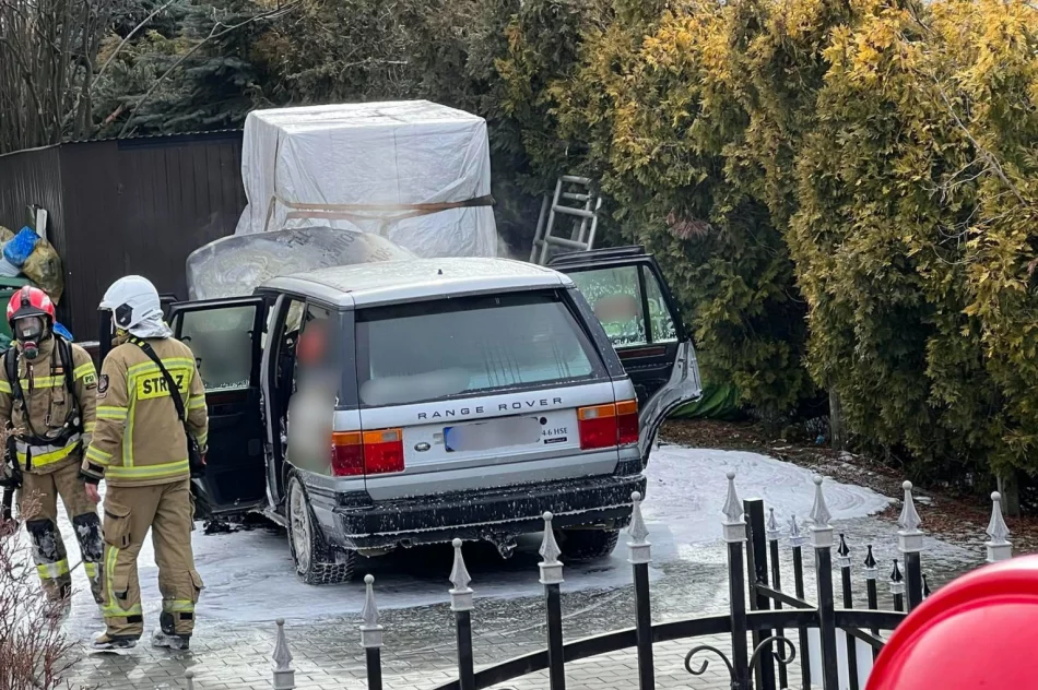 Na prywatnej posesji zapalił się samochód - zdjęcie 2