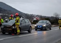 Samochód osobowy zderzył się z ciężarówką - zdjęcie główne
