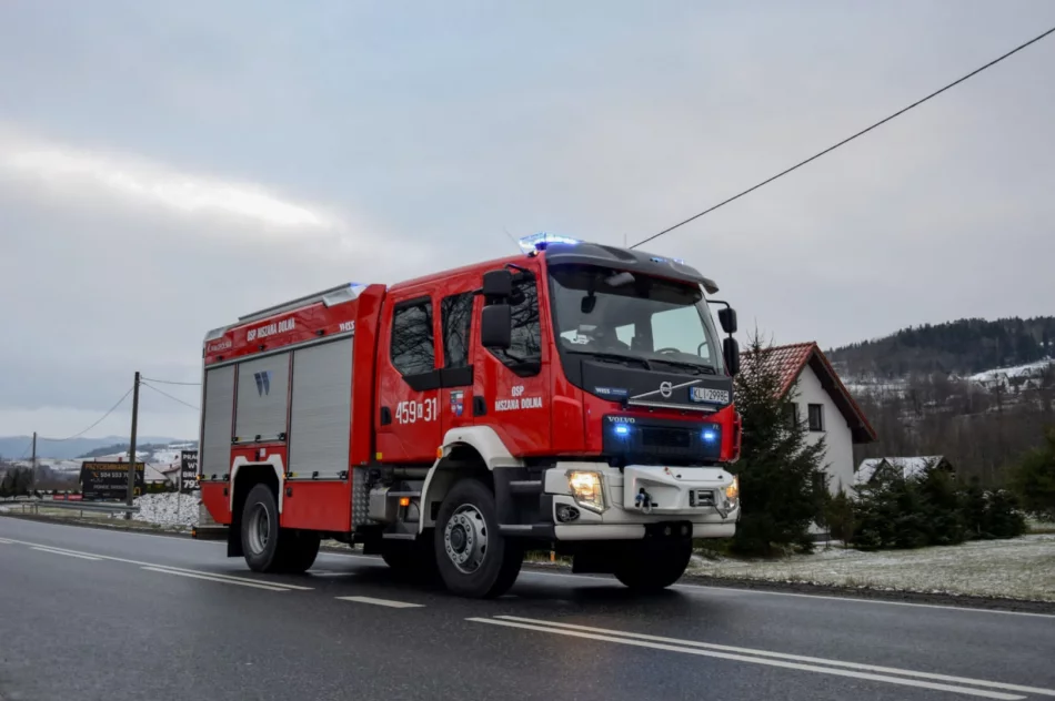 Samochód osobowy zderzył się z ciężarówką - zdjęcie 3