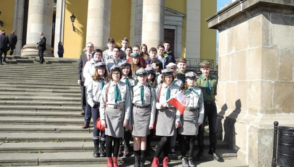 Prezydent RP Bronisław Komorowski przyjmuje meldunek od limanowskich harcerzy w egerskiej bazylice - zdjęcie 1