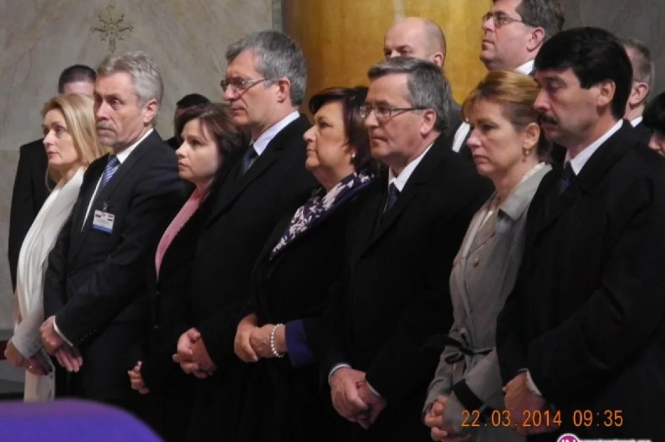 Prezydent RP Bronisław Komorowski przyjmuje meldunek od limanowskich harcerzy w egerskiej bazylice - zdjęcie 2