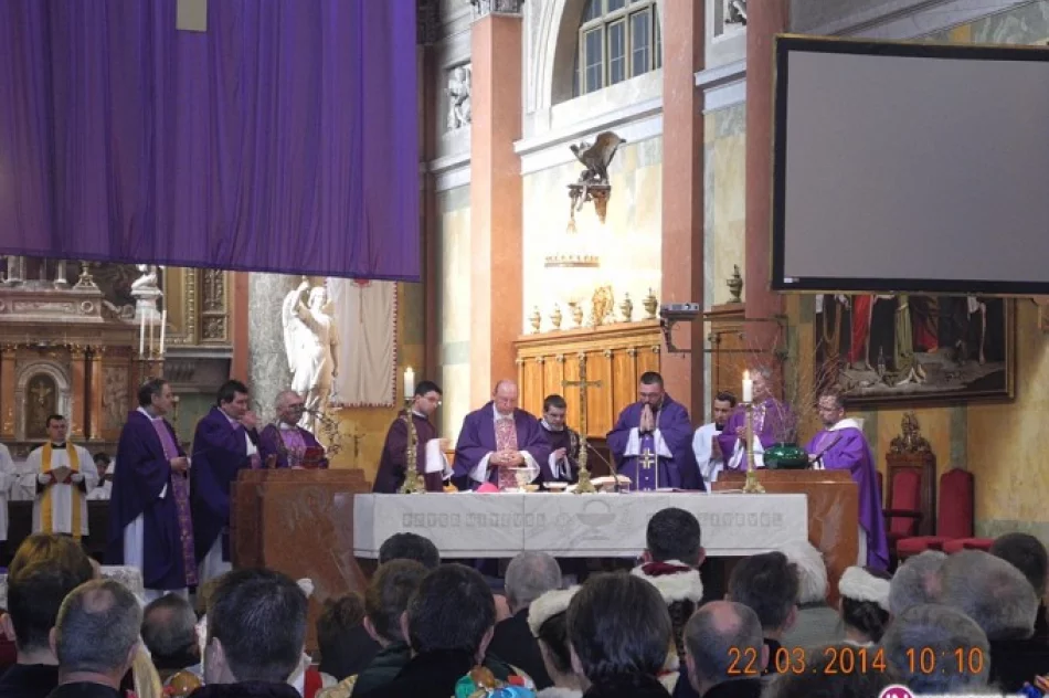 Prezydent RP Bronisław Komorowski przyjmuje meldunek od limanowskich harcerzy w egerskiej bazylice - zdjęcie 3