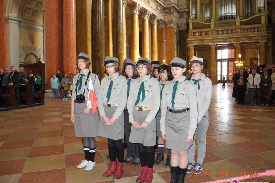 Prezydent RP Bronisław Komorowski przyjmuje meldunek od limanowskich harcerzy w egerskiej bazylice - zdjęcie 4
