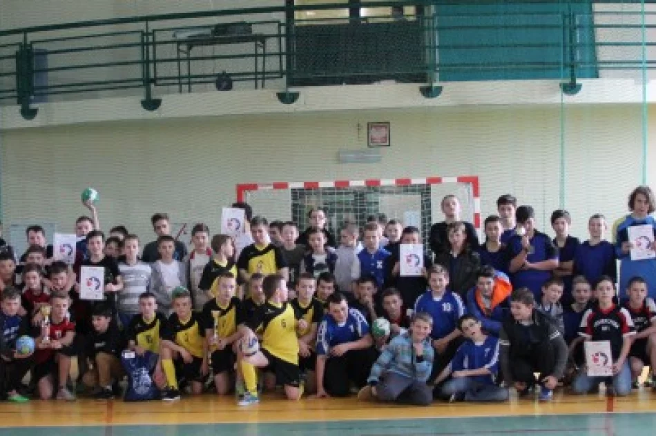SP Stara Wieś nr 1 mistrzem Mini Piłki Ręcznej - zdjęcie 2