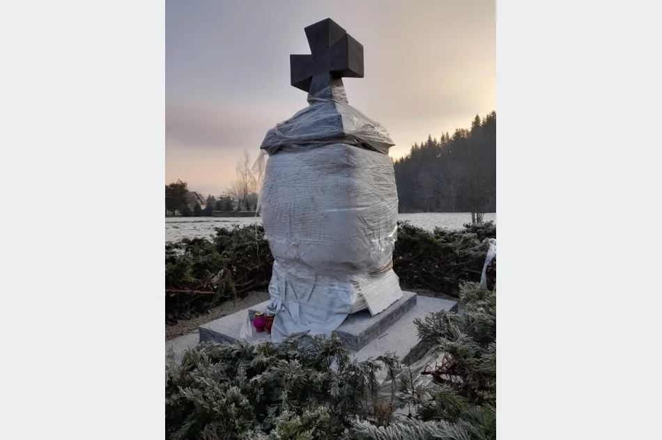 Efekt renowacji - pomnik owinięty… folią - zdjęcie 4