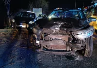 Samochody rozbite, dwie osoby zabrane do szpitala - zdjęcie główne