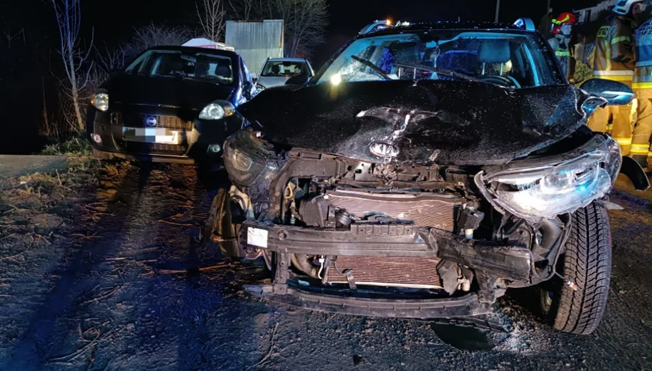 Samochody rozbite, dwie osoby zabrane do szpitala - zdjęcie 1