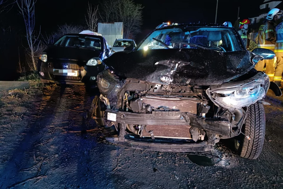 Samochody rozbite, dwie osoby zabrane do szpitala