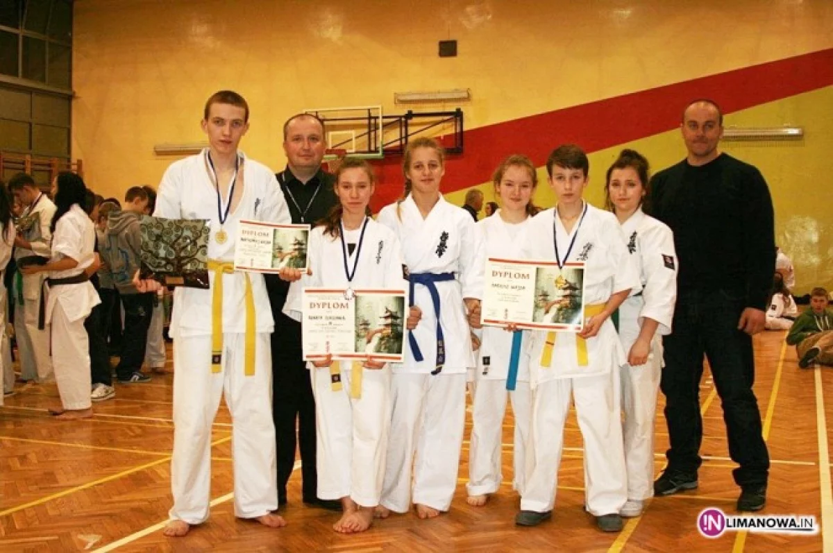 Medale dla zawodników ARS Klub Kyokushinkai Limanowa