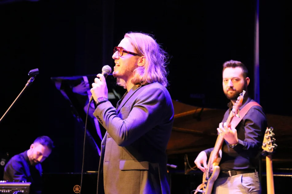 Twórczość Wodeckiego na Dzień Kobiet. Sala wypełniła się po brzegi - zdjęcie 4