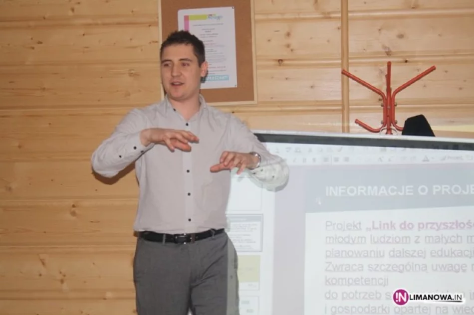 'Młodzi. Internet. Kariera' w Gminnej Bibliotece Publicznej w Męcinie - zdjęcie 2