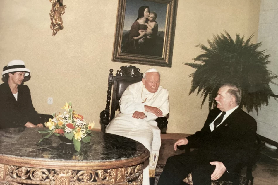 Brońmy Św. Jana Pawła II Papieża Naszego Rodaka oraz wartości Kościoła-felieton Janiny Firlej - zdjęcie 4