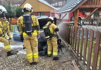 Zdołali ugasić pożar auta używając węża ogrodowego - zdjęcie główne