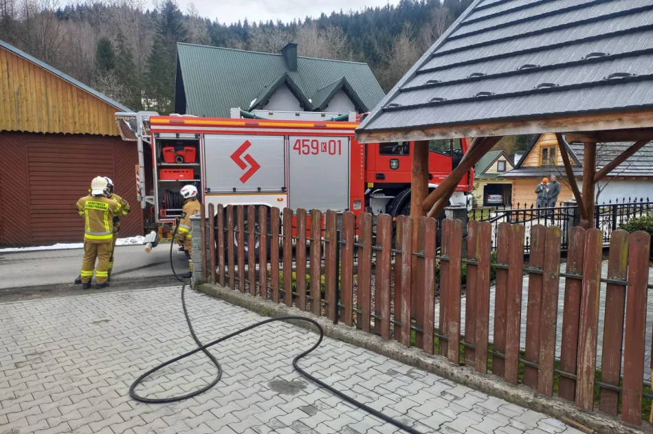 Zdołali ugasić pożar auta używając węża ogrodowego - zdjęcie 2