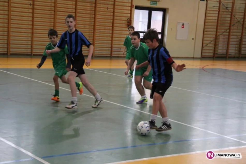 Halowy Turniej Trampkarzy Młodszych w Mordarce - zdjęcie 3