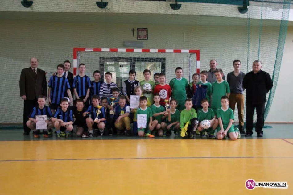 Halowy Turniej Trampkarzy Młodszych w Mordarce - zdjęcie 4