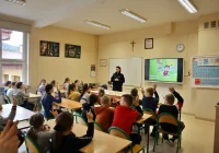 Policjanci w szkole o cyberprzemocy - zdjęcie główne