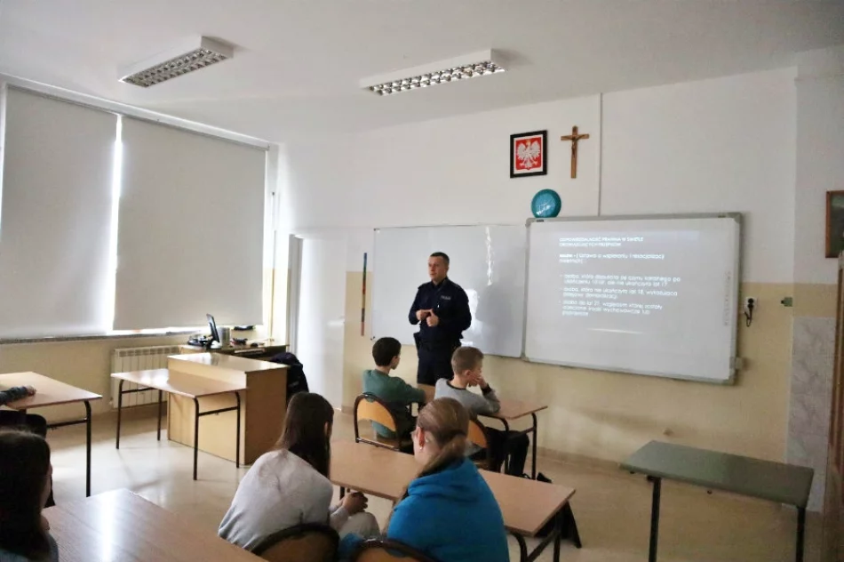 Policjanci w szkole o cyberprzemocy - zdjęcie 2