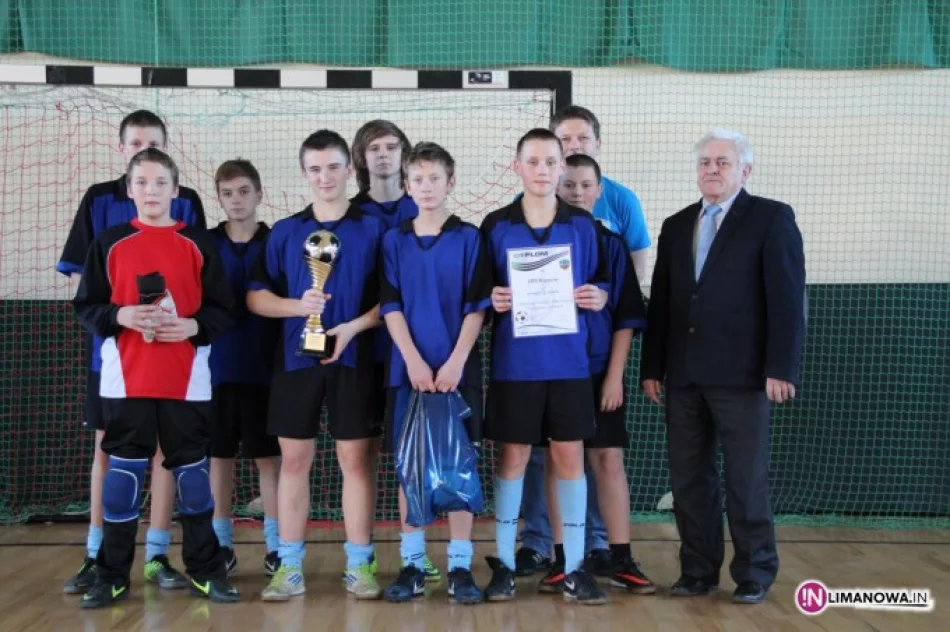 Halowy Turniej o Puchar Wójta Gminy Limanowa - zdjęcie 4