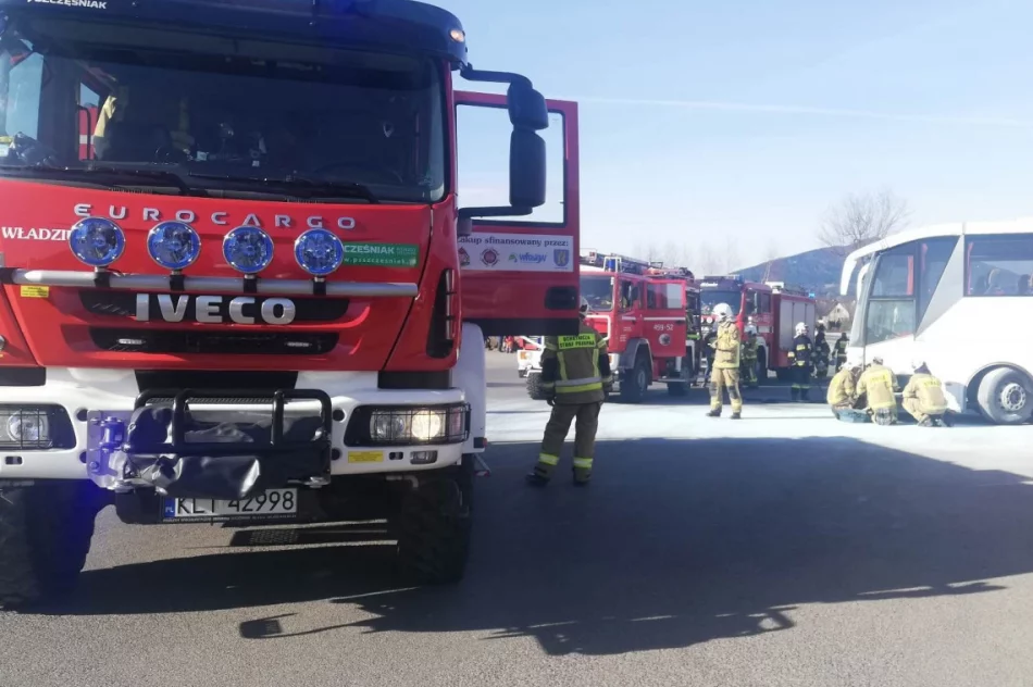 Pożar autobusu na parkingu stacji. Ogień zauważył inny kierowca - zdjęcie 2