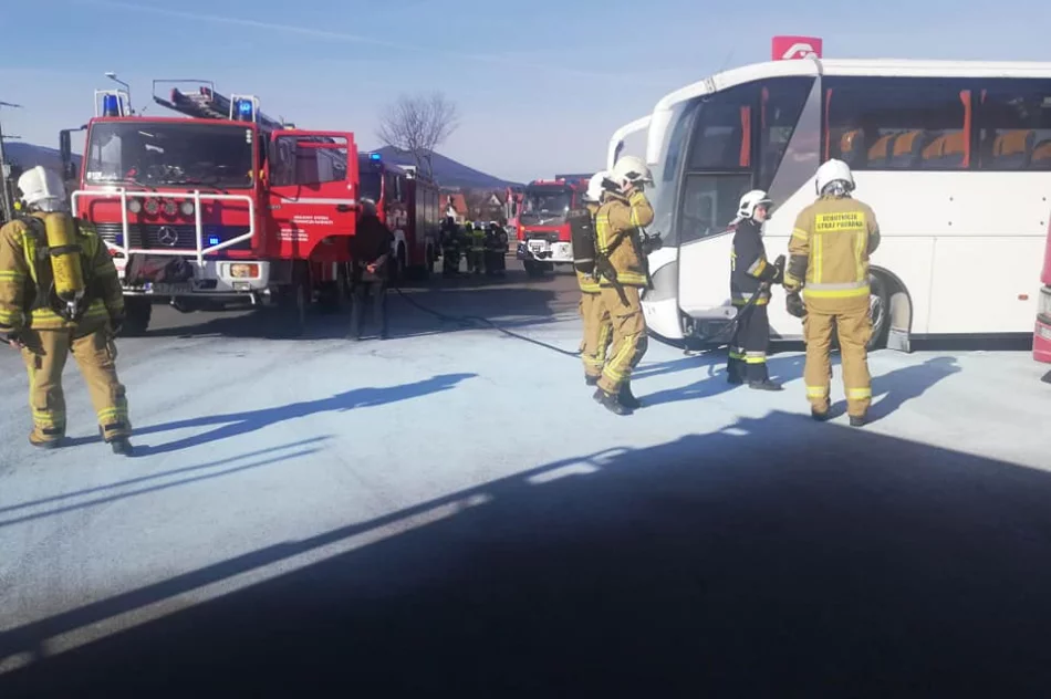 Pożar autobusu na parkingu stacji. Ogień zauważył inny kierowca - zdjęcie 3