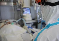 Minionej doby 3 203 zakażenia koronawirusem, zmarło 27 osób z COVID-19 - zdjęcie główne