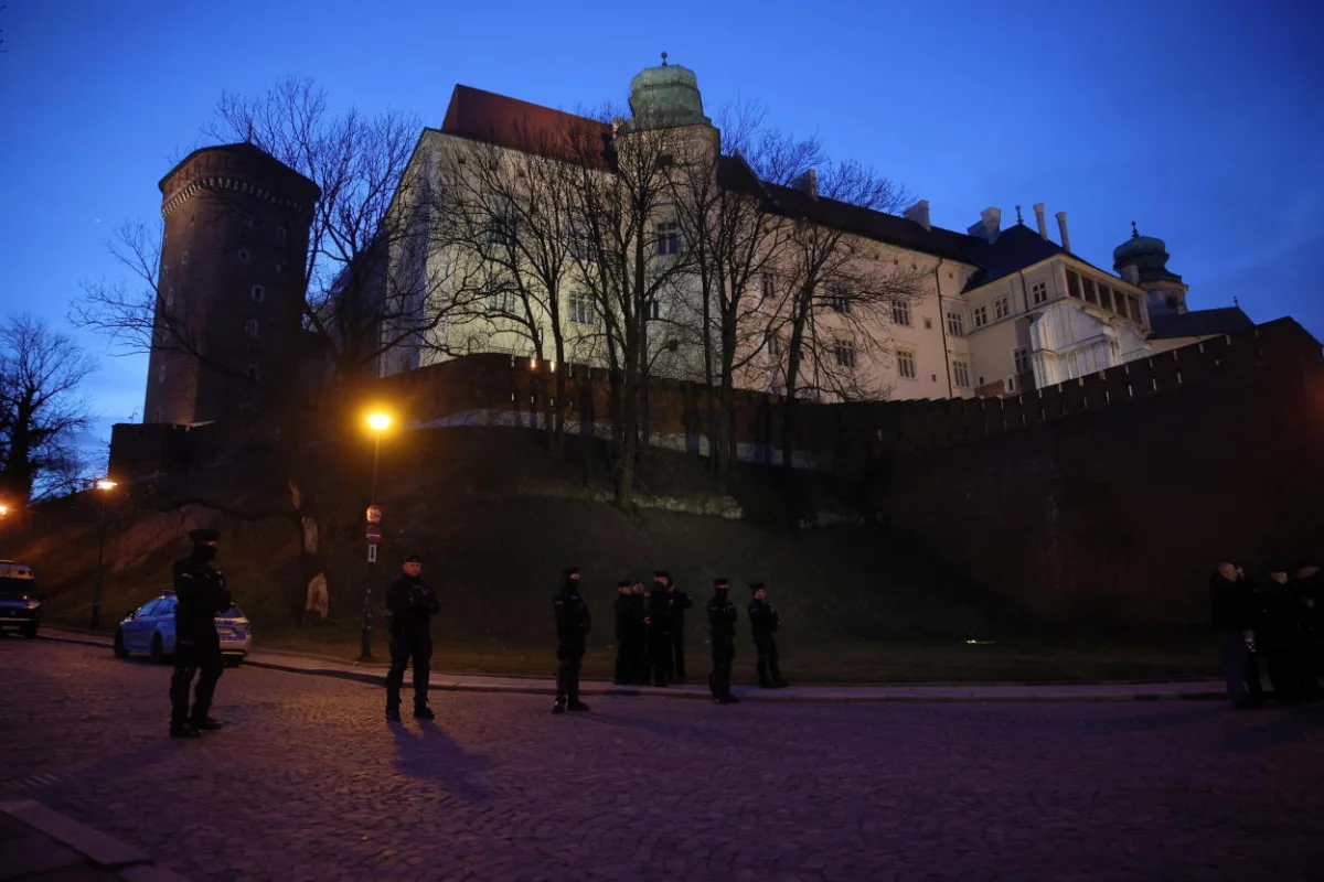 Kraków: prezes PiS i premier na Wawelu w miesięcznicę pogrzebu pary prezydenckiej