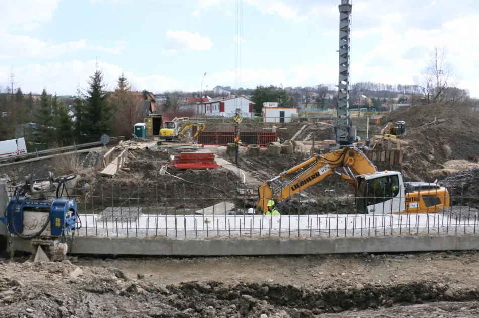 Powstaje nowy most pomiędzy ulicami J. Marka i Sikorskiego, ruszają remonty dróg - zdjęcie 8