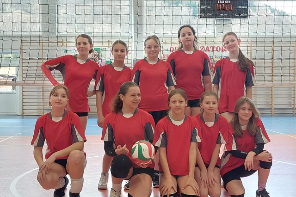 Damska reprezentacja „Jedynki” MISTRZEM POWIATU w piłce siatkowej - zdjęcie 3