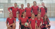Damska reprezentacja „Jedynki” MISTRZEM POWIATU w piłce siatkowej - zdjęcie 3