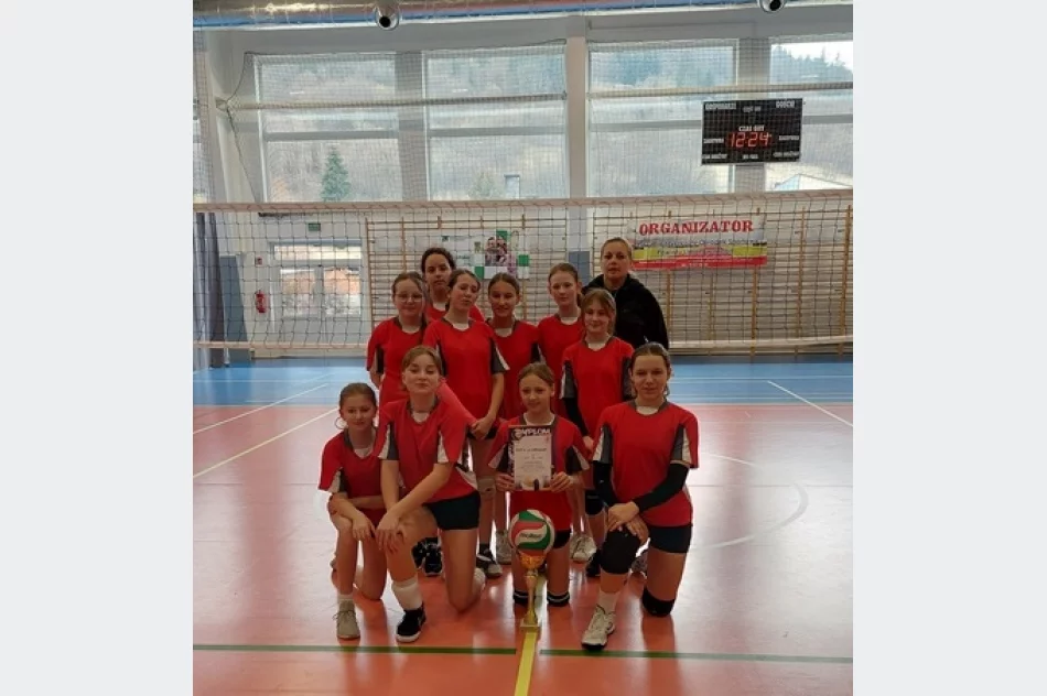 Damska reprezentacja „Jedynki” MISTRZEM POWIATU w piłce siatkowej - zdjęcie 4