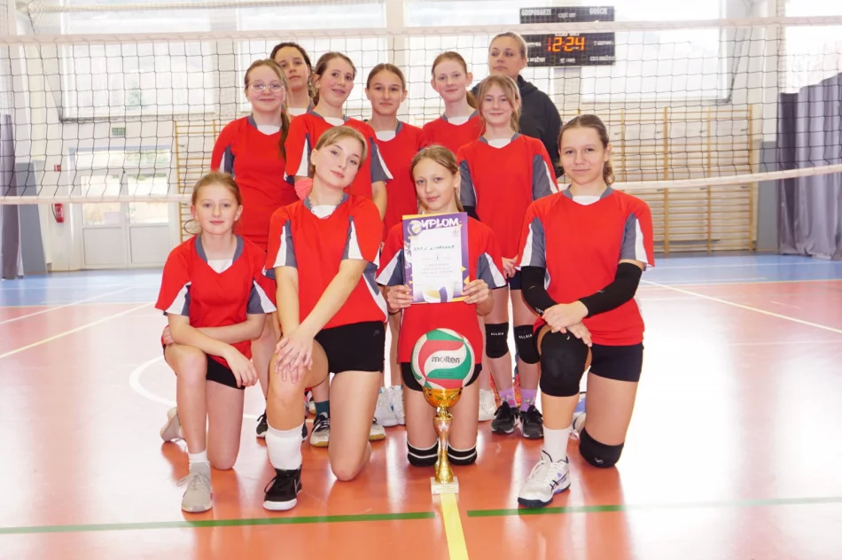 Dziewczęta rozstrzygnęły walkę o siatkarskie mistrzostwo powiatu - zdjęcie 2