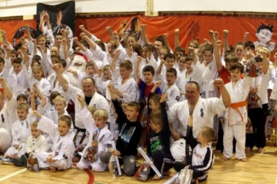 Egzaminacyjne zmagania młodych karateków i wizyta Św. Mikołaja w Ars Klub Kyokushinkai - zdjęcie 2