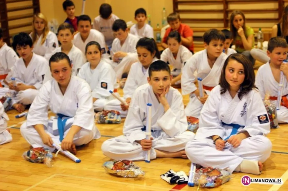 Egzaminacyjne zmagania młodych karateków i wizyta Św. Mikołaja w Ars Klub Kyokushinkai - zdjęcie 4