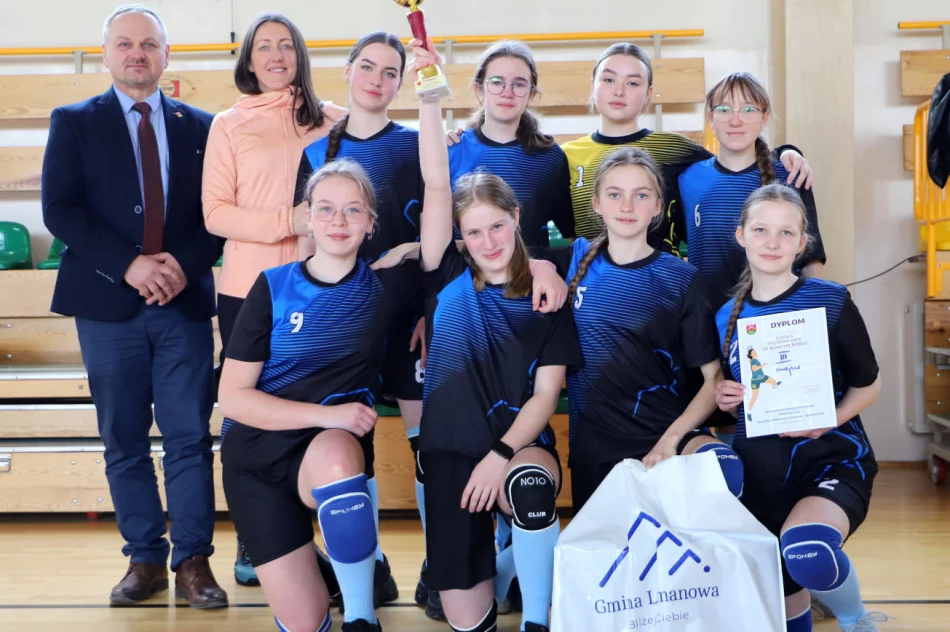 Dziewczyny z Rupniowa Mistrzyniami Gminy w piłce ręcznej młodzieży - zdjęcie 5