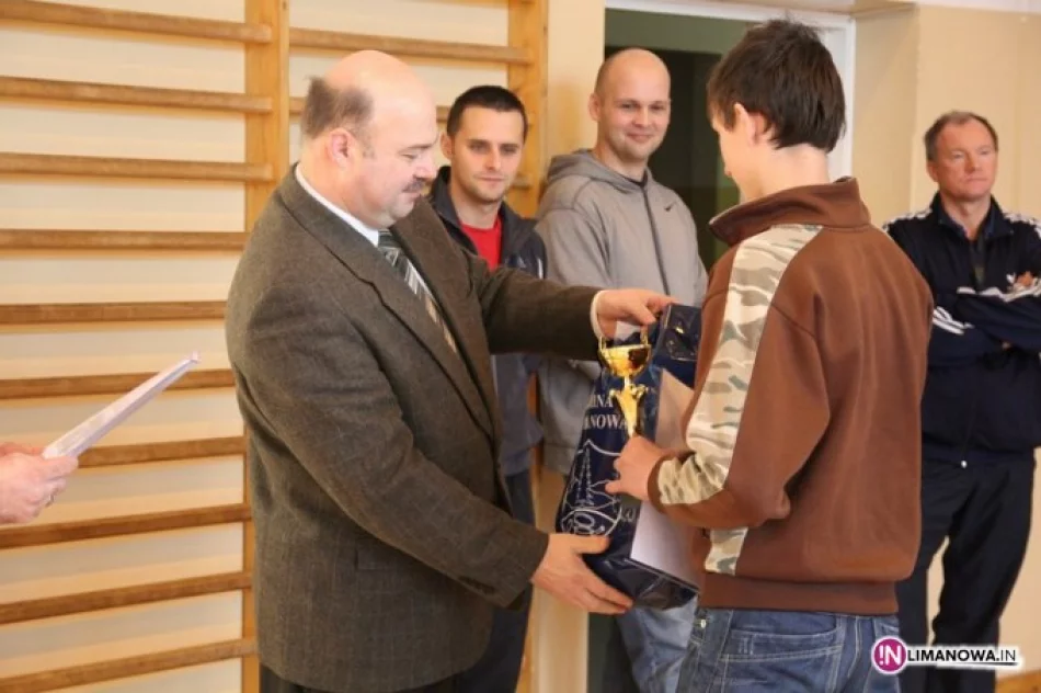 Chłopcy w Pisarzowej zwyciężyli w Turniej Siatkówki - zdjęcie 3