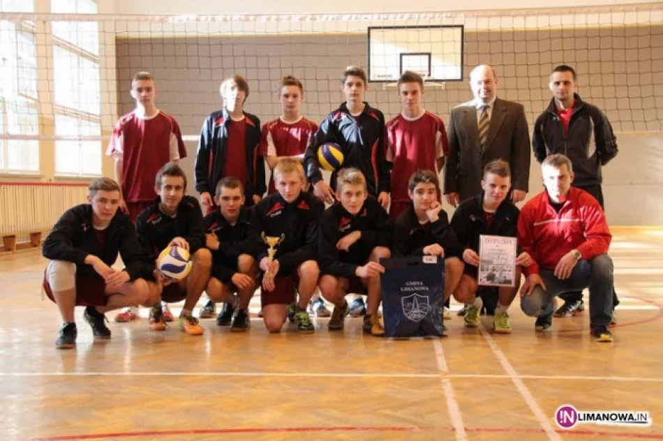 Chłopcy w Pisarzowej zwyciężyli w Turniej Siatkówki - zdjęcie 4