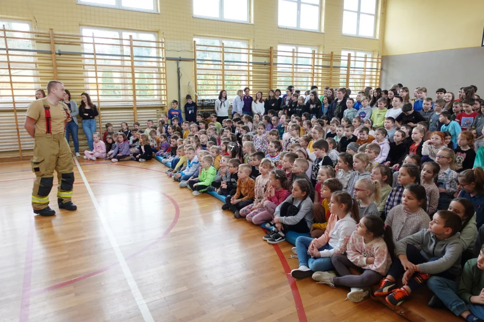 Spotkanie uczniów z grupą ratowniczą z OSP Męcina - zdjęcie 3