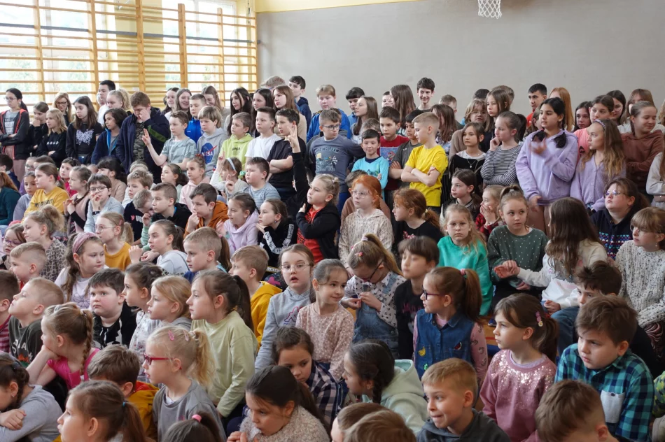 Spotkanie uczniów z grupą ratowniczą z OSP Męcina - zdjęcie 4