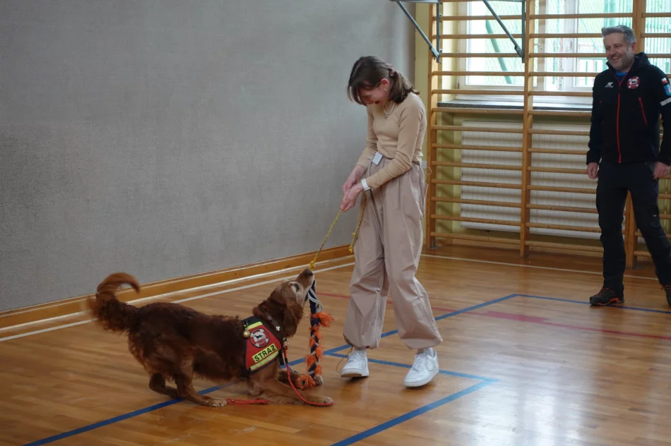 Spotkanie uczniów z grupą ratowniczą z OSP Męcina - zdjęcie 6