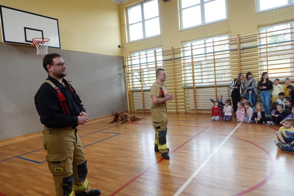 Spotkanie uczniów z grupą ratowniczą z OSP Męcina - zdjęcie 7