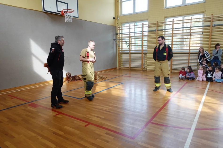 Spotkanie uczniów z grupą ratowniczą z OSP Męcina - zdjęcie 9