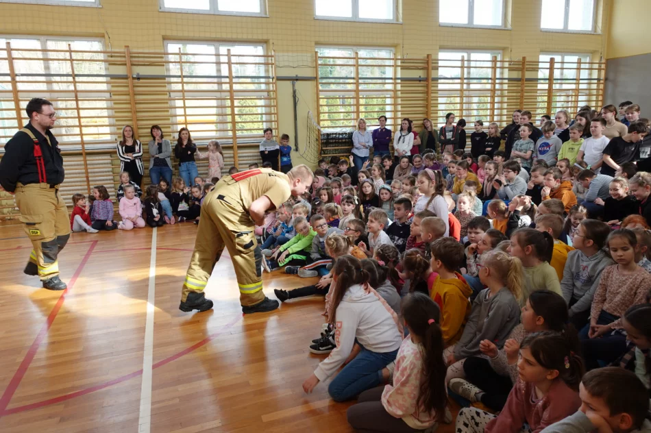 Spotkanie uczniów z grupą ratowniczą z OSP Męcina - zdjęcie 10
