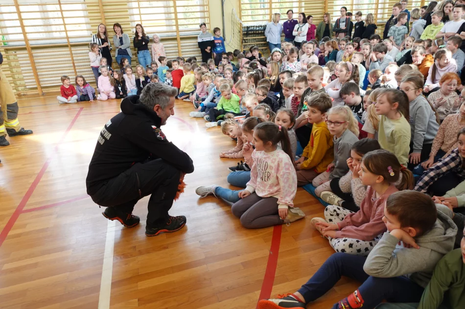 Spotkanie uczniów z grupą ratowniczą z OSP Męcina - zdjęcie 11