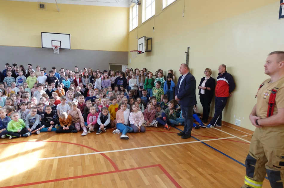 Spotkanie uczniów z grupą ratowniczą z OSP Męcina - zdjęcie 12